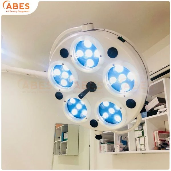 Đèn tiểu phẫu treo trần cung cấp ánh sáng rõ và trung thực tại các thẩm mỹ viện